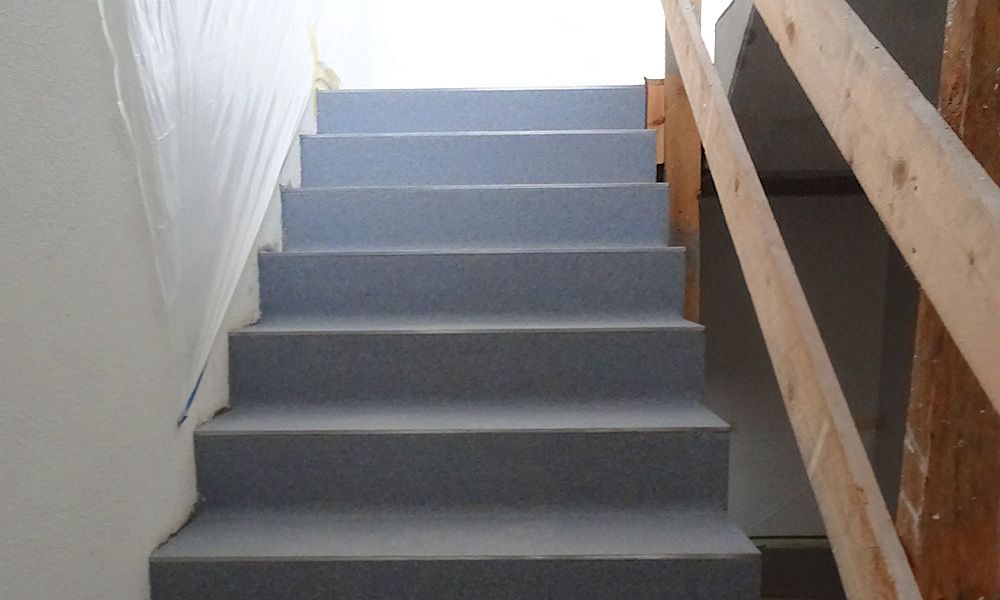 Treppe mit neuer Bodenbeschichtung